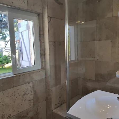 Joli Rez De Jardin Apartament